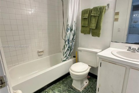 Condo in Miami, Florida, 2 bedrooms № 1927364 - photo 9