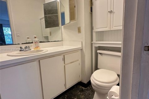 Condo in Miami, Florida, 2 bedrooms № 1927364 - photo 13