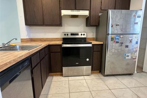 Condo in Miami, Florida, 2 bedrooms № 1927364 - photo 3