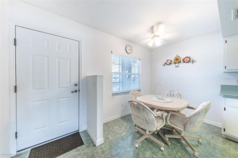 Condo in Lake Suzy, Florida, 2 bedrooms  № 1675010 - photo 8