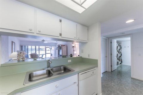 Condo in Lake Suzy, Florida, 2 bedrooms  № 1675010 - photo 17
