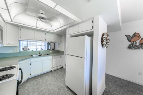 Condo in Lake Suzy, Florida, 2 bedrooms  № 1675010 - photo 12