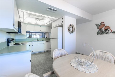 Condo in Lake Suzy, Florida, 2 bedrooms  № 1675010 - photo 10