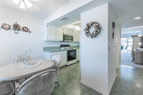 Condo in Lake Suzy, Florida, 2 bedrooms  № 1675010 - photo 9