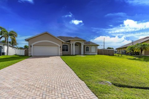 Casa en venta en Port St. Lucie, Florida, 4 dormitorios, 270.62 m2 № 2087490 - foto 2