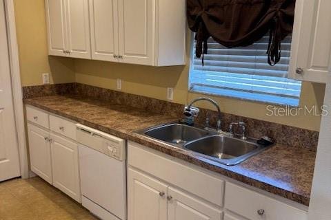 Condo in Port Richey, Florida, 2 bedrooms № 2156037 - photo 8
