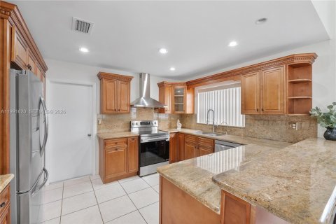 House in Sunrise, Florida 3 bedrooms, 167.6 sq.m. № 2064807 - photo 6