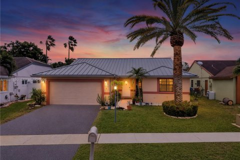 House in Sunrise, Florida 3 bedrooms, 167.6 sq.m. № 2064807 - photo 2