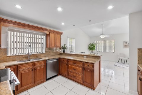 House in Sunrise, Florida 3 bedrooms, 167.6 sq.m. № 2064807 - photo 8