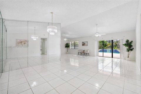 House in Sunrise, Florida 3 bedrooms, 167.6 sq.m. № 2064807 - photo 4