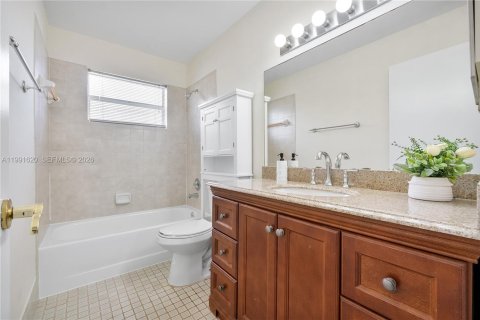 House in Sunrise, Florida 3 bedrooms, 167.6 sq.m. № 2064807 - photo 16