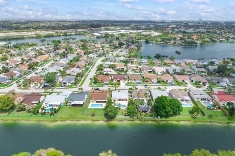 House in Sunrise, Florida 3 bedrooms, 167.6 sq.m. № 2064807 - photo 19