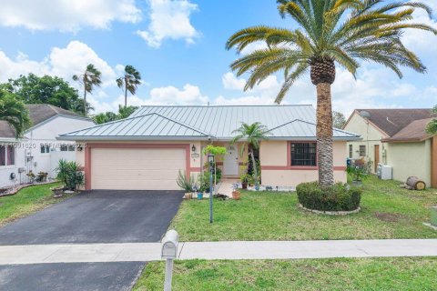 House in Sunrise, Florida 3 bedrooms, 167.6 sq.m. № 2064807 - photo 18