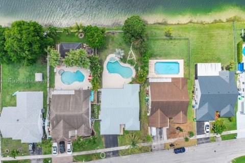 House in Sunrise, Florida 3 bedrooms, 167.6 sq.m. № 2064807 - photo 20