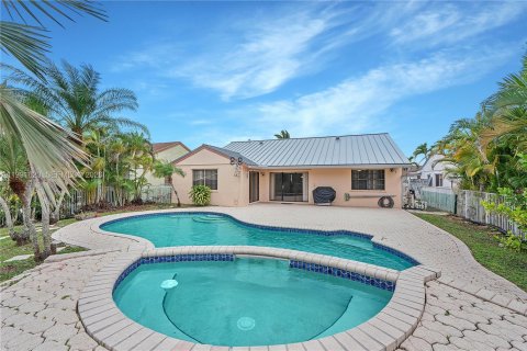 House in Sunrise, Florida 3 bedrooms, 167.6 sq.m. № 2064807