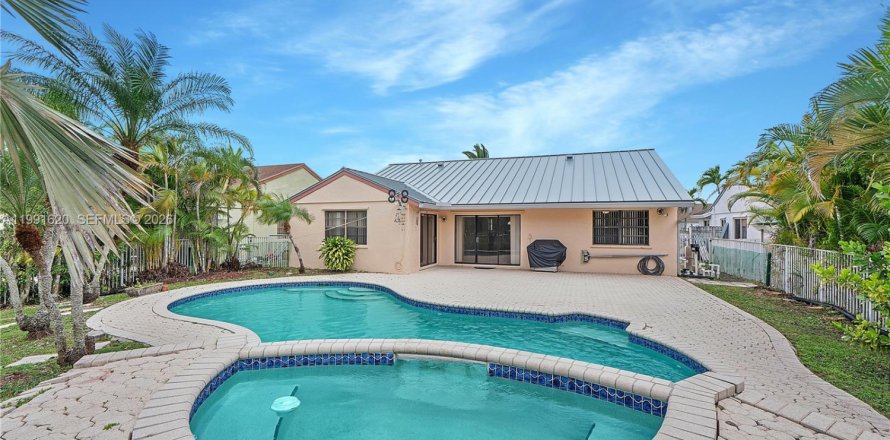 House in Sunrise, Florida 3 bedrooms, 167.6 sq.m. № 2064807