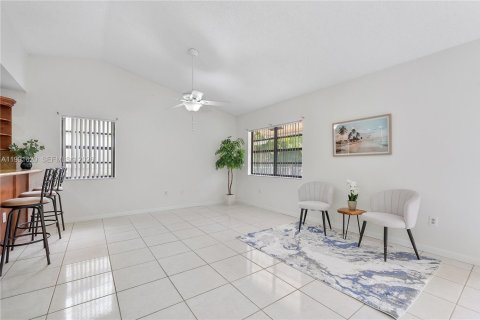 House in Sunrise, Florida 3 bedrooms, 167.6 sq.m. № 2064807 - photo 30