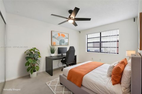 House in Sunrise, Florida 3 bedrooms, 167.6 sq.m. № 2064807 - photo 15