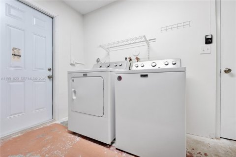 House in Sunrise, Florida 3 bedrooms, 167.6 sq.m. № 2064807 - photo 25