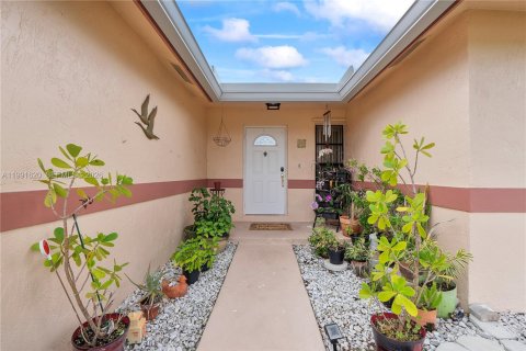 House in Sunrise, Florida 3 bedrooms, 167.6 sq.m. № 2064807 - photo 28