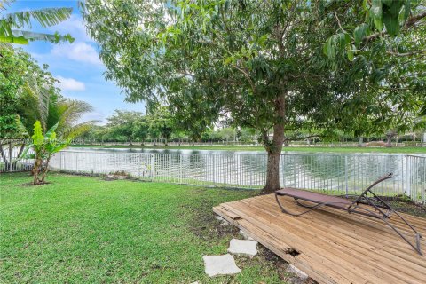 House in Sunrise, Florida 3 bedrooms, 167.6 sq.m. № 2064807 - photo 22