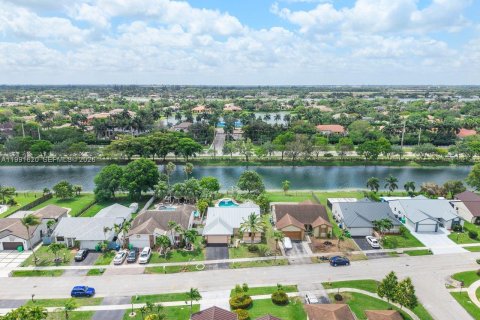 House in Sunrise, Florida 3 bedrooms, 167.6 sq.m. № 2064807 - photo 21