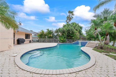 House in Sunrise, Florida 3 bedrooms, 167.6 sq.m. № 2064807 - photo 24