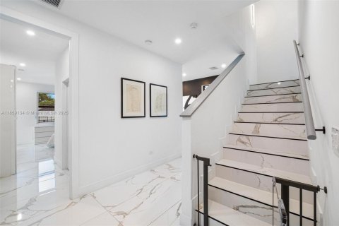 House in Miami, Florida 4 bedrooms, 240.99 sq.m. № 1888203 - photo 18