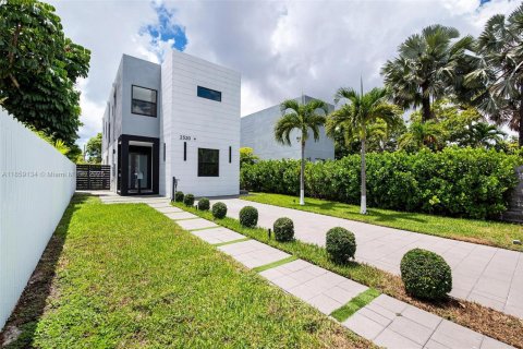House in Miami, Florida 4 bedrooms, 240.99 sq.m. № 1888203 - photo 1