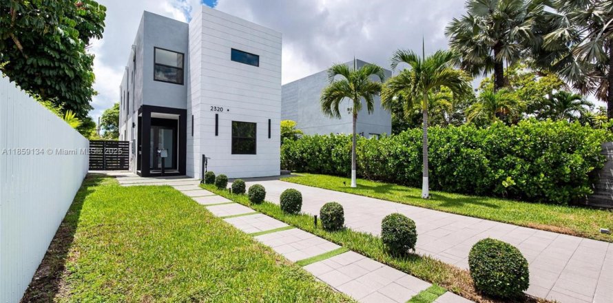 House in Miami, Florida 4 bedrooms, 240.99 sq.m. № 1888203