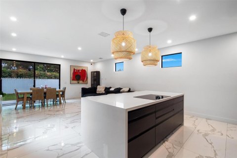 House in Miami, Florida 4 bedrooms, 240.99 sq.m. № 1888203 - photo 9