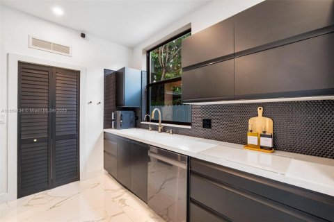 House in Miami, Florida 4 bedrooms, 240.99 sq.m. № 1888203 - photo 10