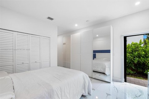 House in Miami, Florida 4 bedrooms, 240.99 sq.m. № 1888203 - photo 15
