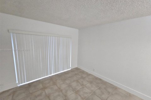 Снять в аренду кондоминиум в Корал-Спрингс, Флорида 2 спальни, 71.26м2, № 1989654 - фото 5