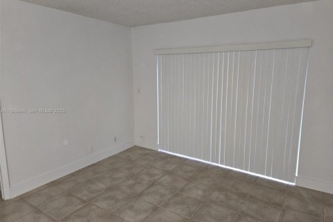 Снять в аренду кондоминиум в Корал-Спрингс, Флорида 2 спальни, 71.26м2, № 1989654 - фото 3