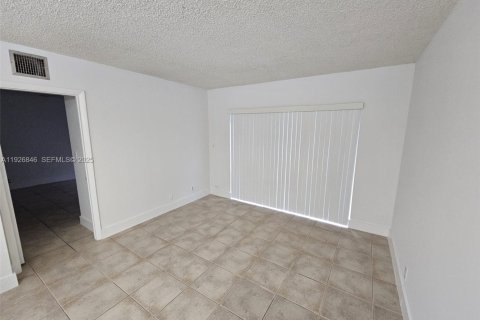 Снять в аренду кондоминиум в Корал-Спрингс, Флорида 2 спальни, 71.26м2, № 1989654 - фото 4