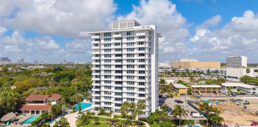 Кондоминиум с 1 спальней в Форт-Лодердейл, Флорида № 2060263