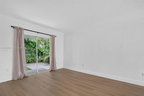 Townhouse in Surfside, Florida 3 bedrooms, 178.37 sq.m. № 2388074 - photo 28
