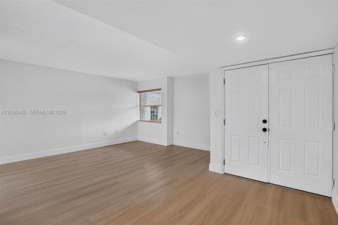 Townhouse in Surfside, Florida 3 bedrooms, 178.37 sq.m. № 2388074 - photo 6