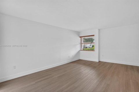 Townhouse in Surfside, Florida 3 bedrooms, 178.37 sq.m. № 2388074 - photo 8