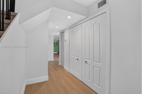 Townhouse in Surfside, Florida 3 bedrooms, 178.37 sq.m. № 2388074 - photo 13