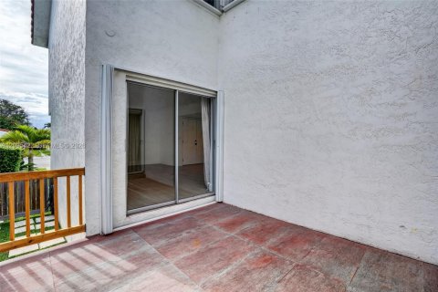 Townhouse in Surfside, Florida 3 bedrooms, 178.37 sq.m. № 2388074 - photo 24