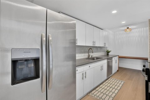Townhouse in Surfside, Florida 3 bedrooms, 178.37 sq.m. № 2388074 - photo 15