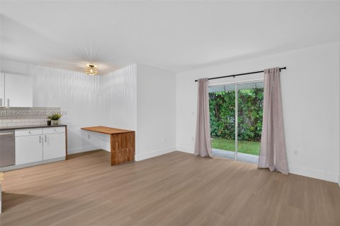 Townhouse in Surfside, Florida 3 bedrooms, 178.37 sq.m. № 2388074 - photo 27