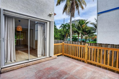 Townhouse in Surfside, Florida 3 bedrooms, 178.37 sq.m. № 2388074 - photo 25
