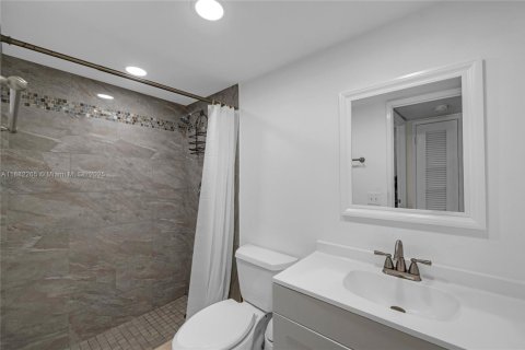 Condo in Deerfield Beach, Florida, 2 bedrooms  № 1930926 - photo 8
