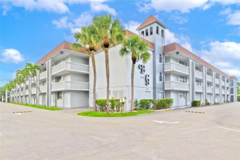 Condo in Deerfield Beach, Florida, 2 bedrooms  № 1930926 - photo 1