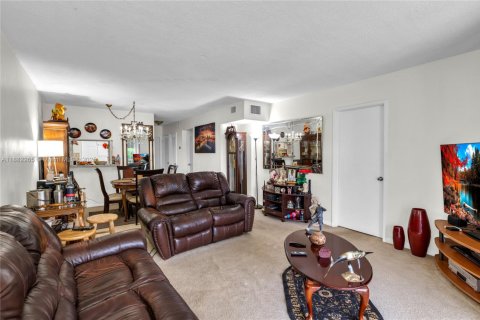 Condo in Deerfield Beach, Florida, 2 bedrooms  № 1930926 - photo 16