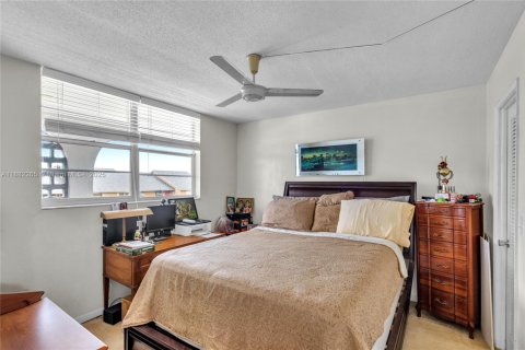 Condo in Deerfield Beach, Florida, 2 bedrooms  № 1930926 - photo 14