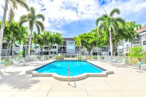 Condo in Deerfield Beach, Florida, 2 bedrooms  № 1930926 - photo 19